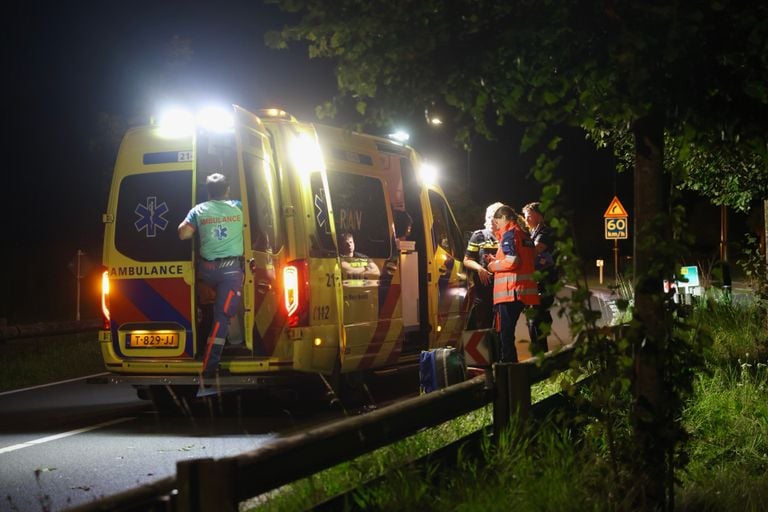 Het slachtoffer s in een ambulance naar een ziekenhuis gebracht (foto: Sander van Gils/SQ Vision. 