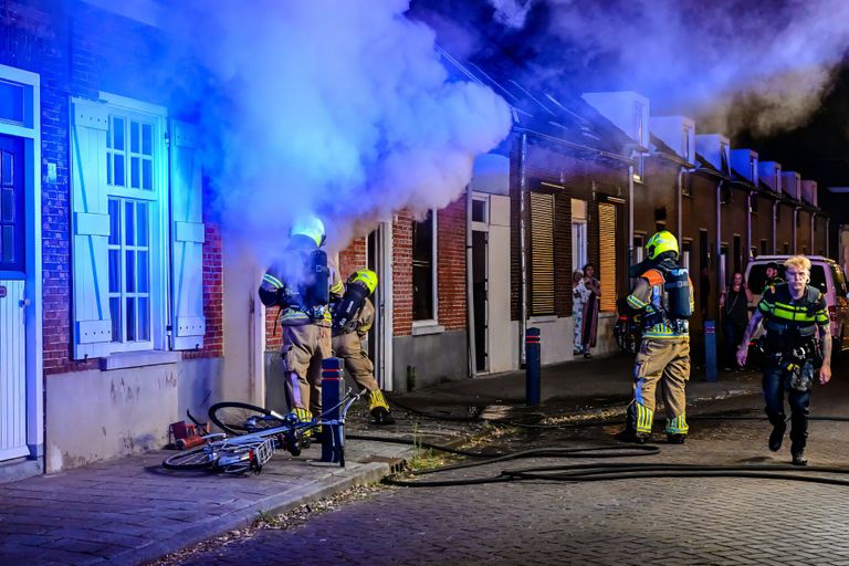 De brand in het huis aan de Wittebollenstraat in Tilburg brak rond elf uur vrijdagavond uit (foto: Jack Brekelmans/SQ Vision).