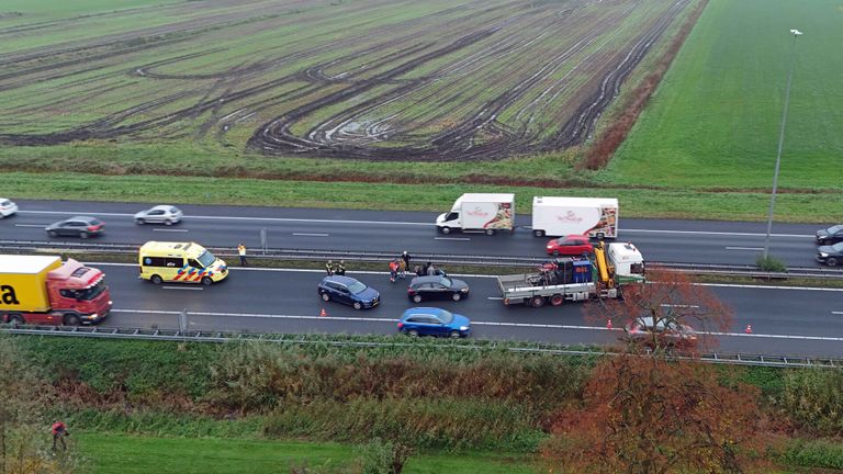 Het verkeer werd over de vluchtstrook geleid (foto: Erik Haverhals/SQ Vision).