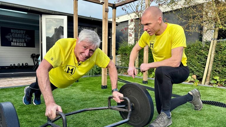 Marco Hommel (rechts) tijdens een workout met Willem in zijn achtertuin (foto: Erik Peeters).