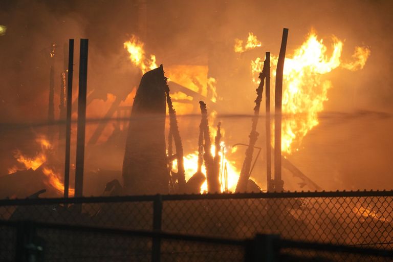 Er bleef weinig over van het brandende chalet in Soerendonk (foto: WdG/SQ Vision Mediaprodukties).