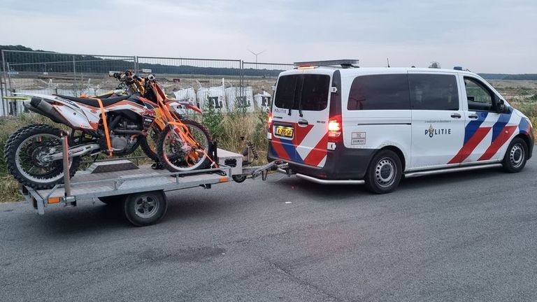 Twee crossmotoren werden op het bouwterrein in Moerdijk in beslag genomen (foto: Facebook politie Roosendaal).