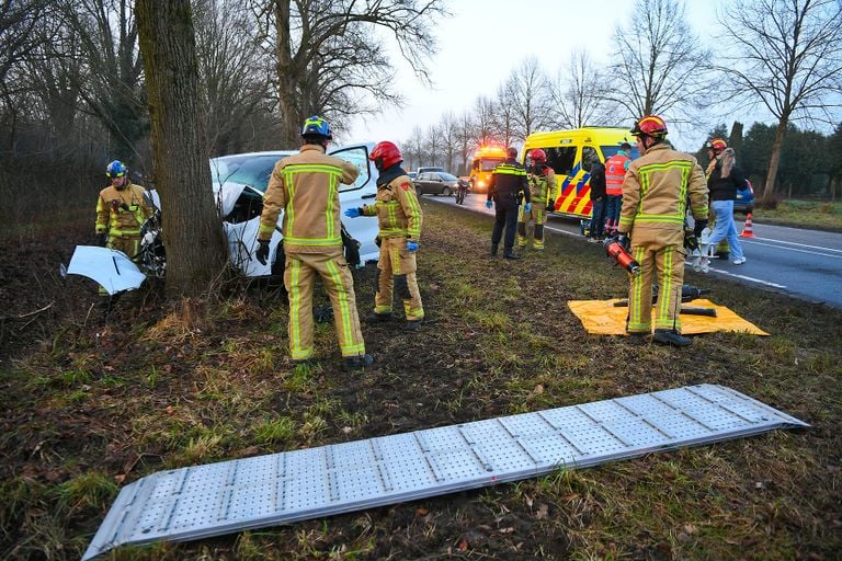 Bestelbusje tegen boom (foto: Rico Vogels/SQ Vision).