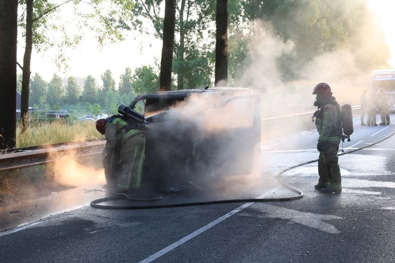 De brandweer bluste de bestelbus in Best (foto: Sander van Gils/SQ Vision).