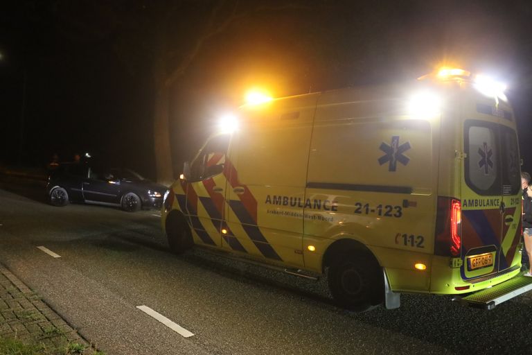 De bestuurder is nagekeken in de ambulance, maar hoefde niet naar een ziekenhuis gebracht te worden (foto: Kevin Kanters/SQ Vision).