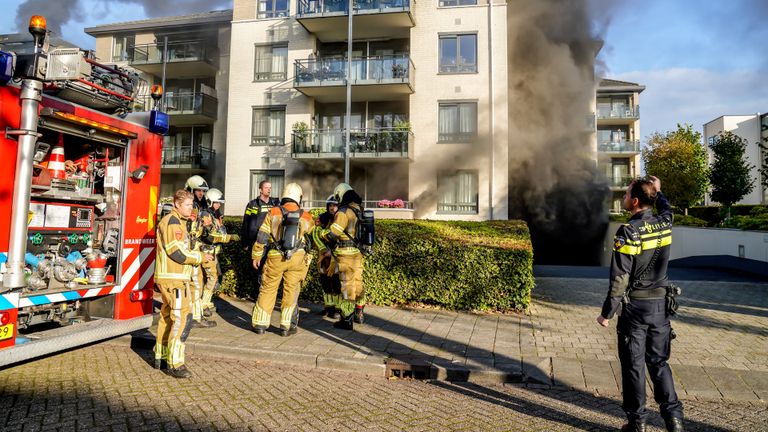 Brandweer en politie werden opgeroepen vanwege de brand in Oosterhout (foto: Marcel van Dorst/SQ Vision).