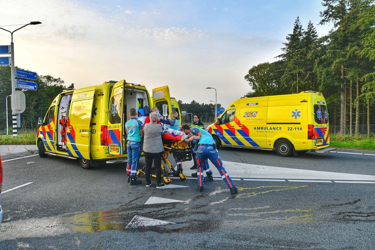 Drie gewonden werden naar een ziekenhuis gebracht (foto: Rico Vogels/SQ Vision).