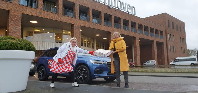 Christel de Laat verrast medewerkers van het Bernhoven Ziekenhuis met een taart  