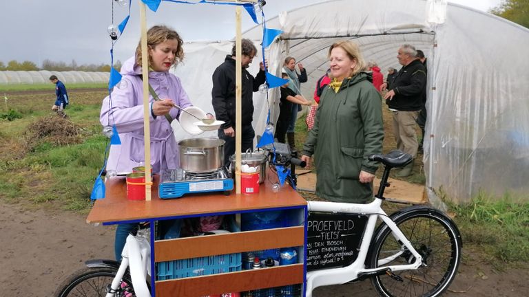 Franke Elshout deelt soep uit in de regen.