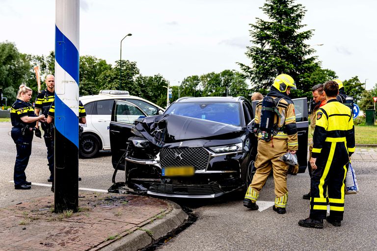 De auto raakte bij de botsing zwaar beschadigd (foto: Marcel van Dorst/Eye4Images).