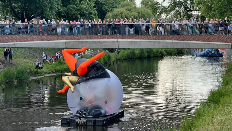 Oeps foutje, een instortend kunstwerk? Nee hoor, sommige bouwwerken zijn te hoog en worden daarom vlak voor de bruggen ingeklapt (foto: Megan Hanegraaf).