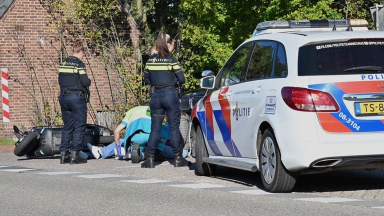 Het slachtoffer is verzorgd door ambulancepersoneel (foto: Perry Roovers/SQ Vision).