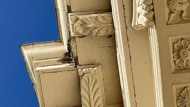 Achterstallig onderhoud bij de voorgevel van de basiliek (foto: Erik Peeters) 