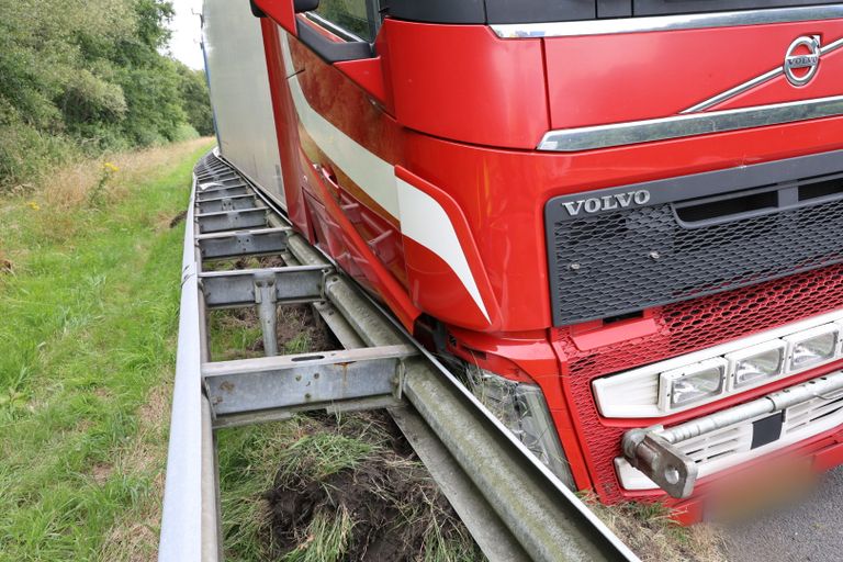 Vrachtwagen met klapband (foto: SK-Media).