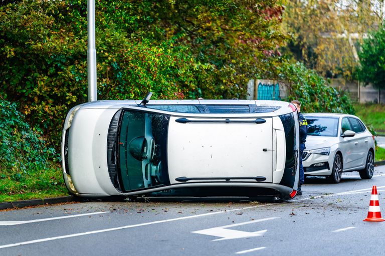 De auto sloeg om op de Huibevendreef in Tilburg (foto: Jack Brekelmans/SQ Vision).