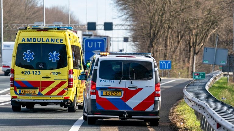 De man die op de A27 liep, is in een ambulance weggebracht (foto: Marcel van Dorst/SQ Vison).