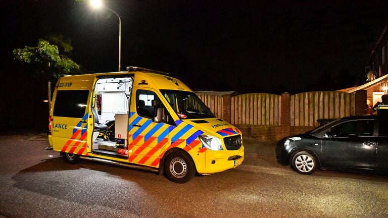 Vanwege de steekpartij in Hapert werd een ambulance opgeroepen (foto: Rico Vogels/SQ Vision).