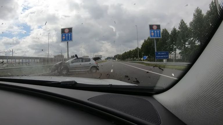 Politie rijdt auto van de weg