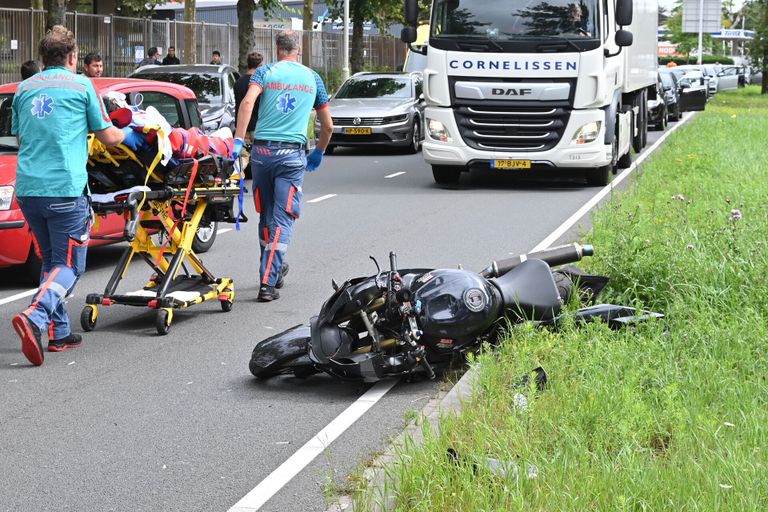 De motorrijder is naar een ziekenhuis gebracht (foto: Perry Roovers/SQ Vision).