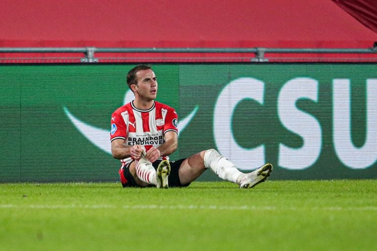 Mario Götze zittend op het veld (Foto: OrangePictures)