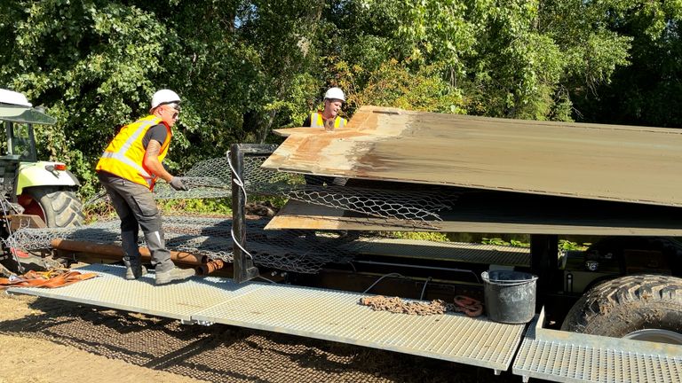 Het gaas wordt tussen twee stalen platen gelegd en de grond in getrild (foto: Megan Hanegraaf).