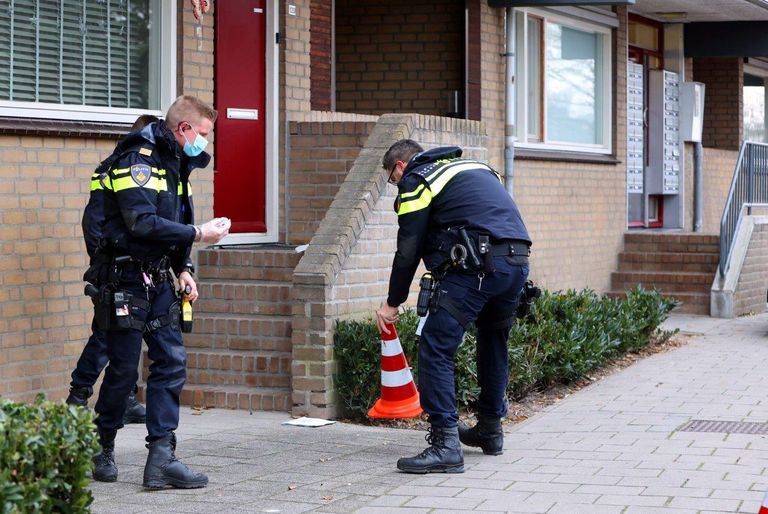 De politie bezig met sporenonderzoek (foto: Bart Meesters/ Meesters Multi Media/SQ Vision Mediaprodukties).