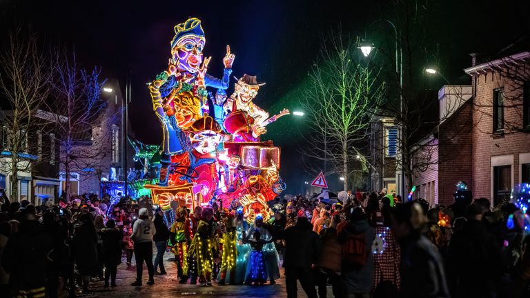 De lichtjesoptocht in Zwammegat (Standdaarbuiten)(foto: EYE4images).