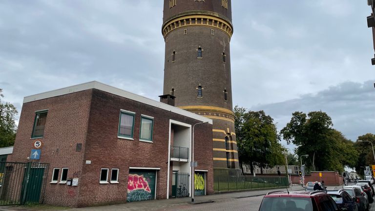 De gebouwen rond de oude watertoren worden antikraak bewoond (foto: Omroep Brabant).