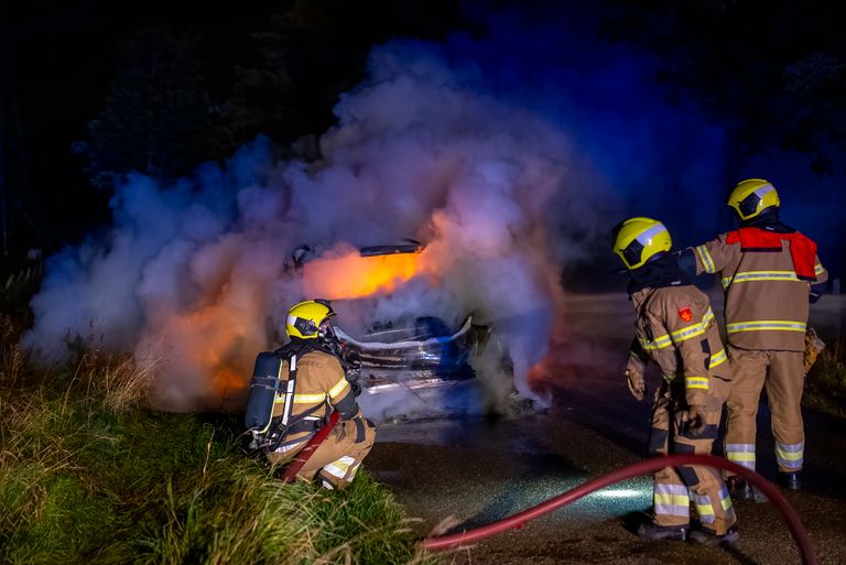 De brandweer kon niet voorkomen dat de auto verloren ging (foto: Iwan van Dun/SQ Vision).