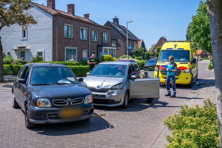 De auto's kwam in botsing op de Prins Bernhardstraat in Drunen (foto: Iwan van Dun/SQ Vision).