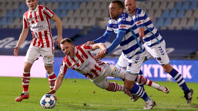 Olivier Rommens (TOP Oss) wordt tegen het gras gewerkt door Johnatan Opuku (Foto: Orange Pictures)