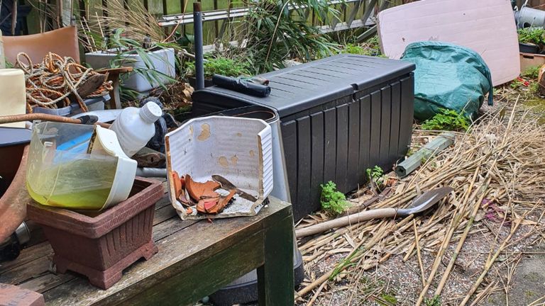 Een tuin die hard toe was aan een gratis opruimbeurt door Peter