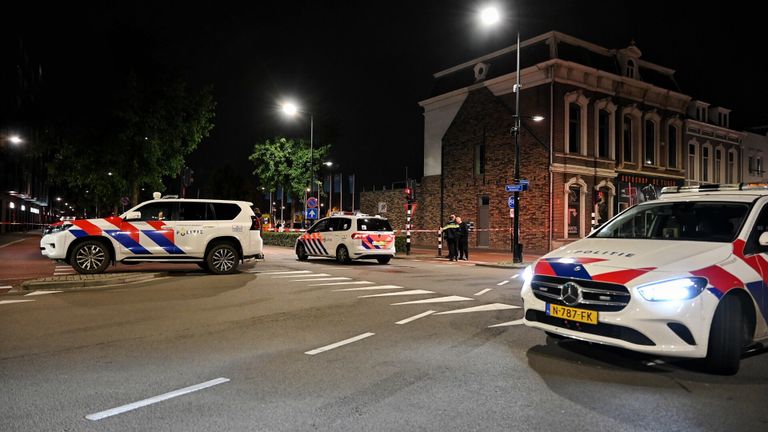 De politie kwam met meerdere auto's naar de Burgemeester Brokxlaan in Tilburg (foto: Toby de Kort/SQ Vision).