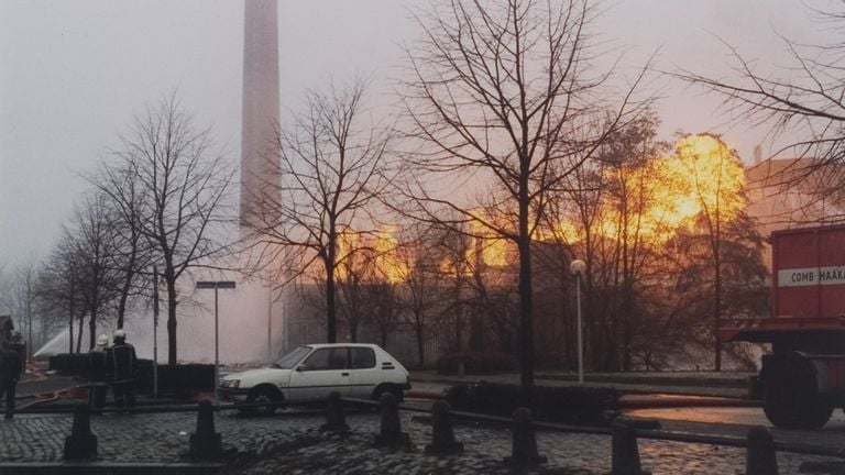 De brand gezien vanaf 'De Kaai'. (foto: Guust van Dijck/West-Brabants Archief)