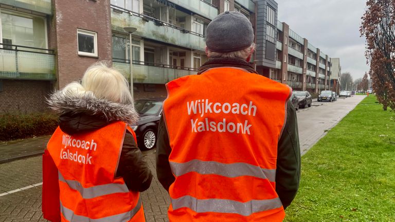 De wijkcoaches op de plek van de geruchtmakende schietpartij (foto: Erik Peeters)