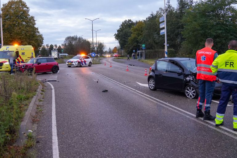 Twee auto's botsen tegen elkaar (foto: Harrie Grijseels/SQ Vision).