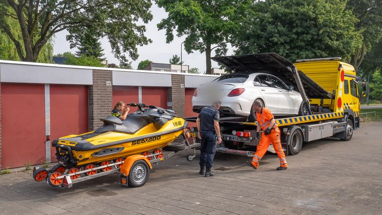 De politie nam ook een Mercedes mee (foto: Iwan van Dun/SQ Vision).