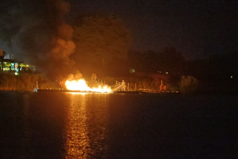 Een steiger aan de waterkant bij een restaurant aan de Bungelaar in Beers vatte vlam (foto: SK-Media).