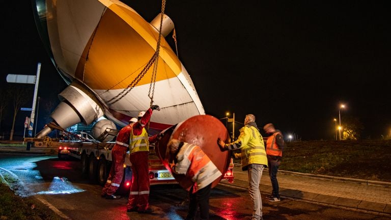 De 'bromtol krijgt een opknapbeurt en draait vanaf juli 2021 weer zijn rondje mee op de kruising.'(foto: Jim Janssens/Oosterbouwt).