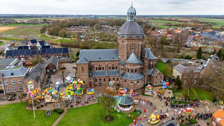 De grote carnavalsoptocht op Den Haaykaant (Raamsdonk)(foto: EYE4images).