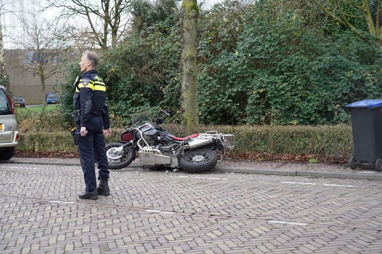 De motorrijder werd na de aanrijding behandeld door ambulancepersoneel, maar hij hoefde niet naar een ziekenhuis gebracht te worden (foto: Jeroen Stuve/SQ Vision).