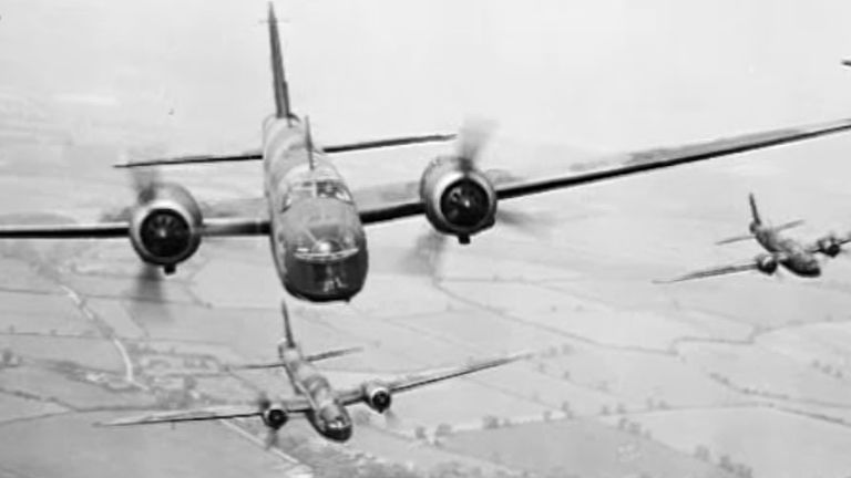 Geallieerde vliegtuigen op de terugweg... naar Engeland (foto: Britse overheid)