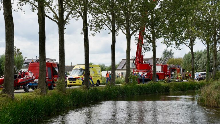 Veel hulpdiensten kwamen naar het water om te helpen bij de zoekactie (foto: Jeroen Stuve/SQ Vision).