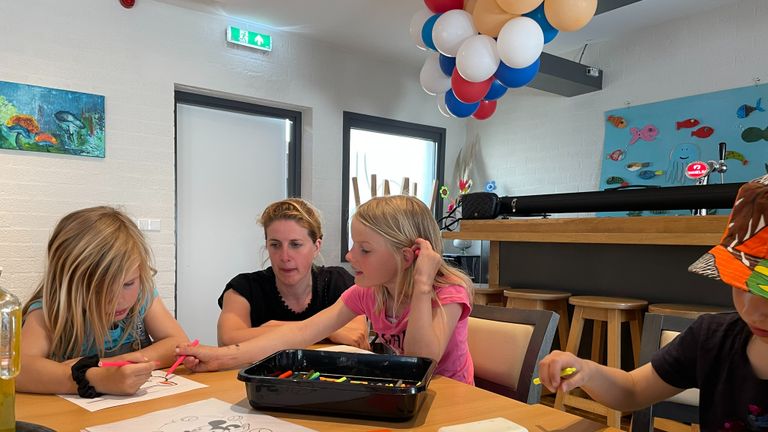 Eline de Groot met drie van de 'oppaskinderen' (foto: Imke van de Laar).