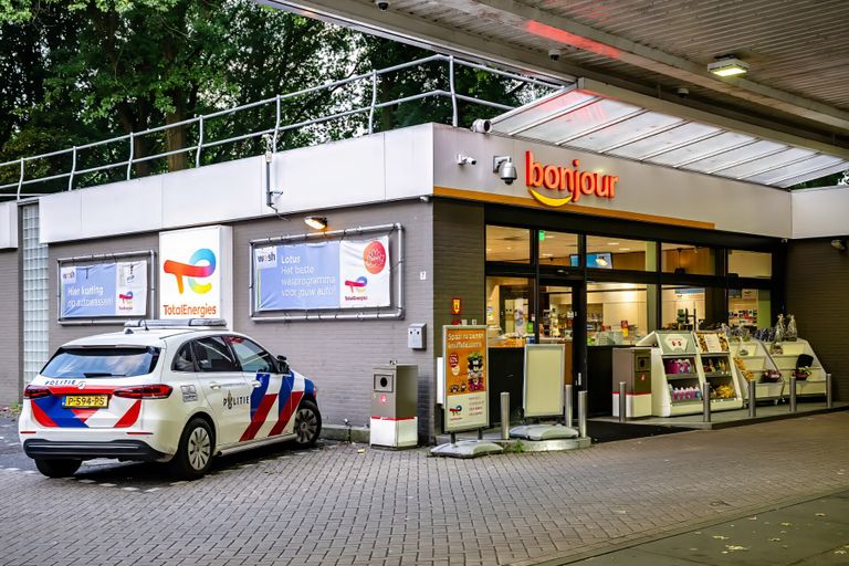 De dief sloeg rond halfzeven vrijdagochtend zijn slag in de shop van de benzinepomp aan de Ringbaan West in Tilburg (foto: Jack Brekelmans/SQ Vision).