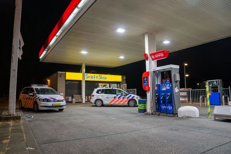 Politie in de Van Grobbendoncklaan in Den Bosch na de steekpartij (foto: Iwan van Dun/SQ Vision).