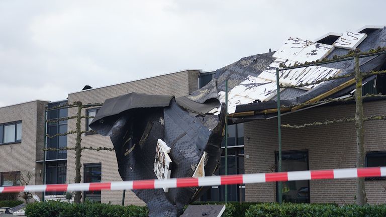 Aan de Maczekstraat in Dongen waaide het dak van een blok huizen (foto: Jeroen Stuve/SQ Vision).