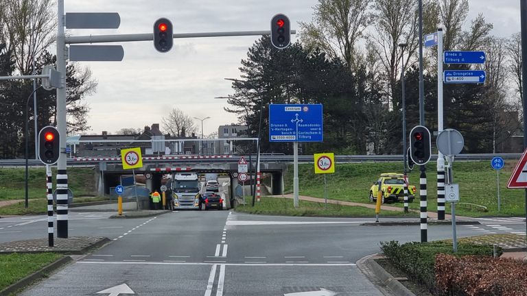 Het gaat wel vaker mis bij het viaduct aan de Kloosterheulweg in Waalwijk (foto: Cor Japin). 
