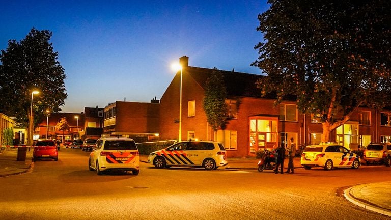 De politie zette de omgeving van de Van Thienenlaan in Eindhoven af om onderzoek te doen (foto: Sem van Rijssel/SQ Vision).