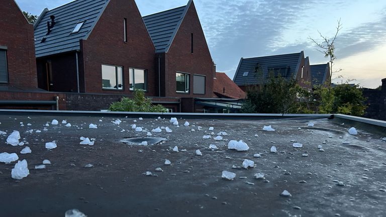 Mysterieus ijsblok valt op dak van schuur in Loon op Zand.  
